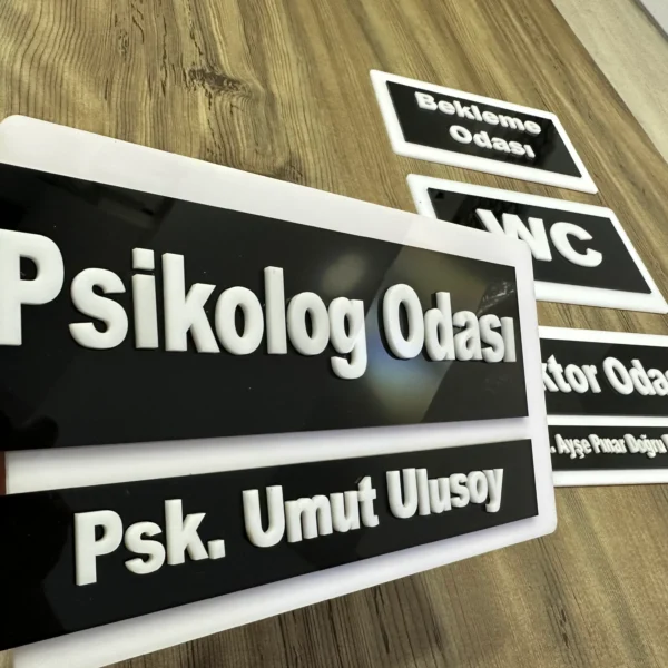 Ofis, klinik ve iş yerleri için şık pleksi kapı tabelaları. İsim ve unvana özel tasarım, kolay montaj ve uzun ömürlü kullanım.