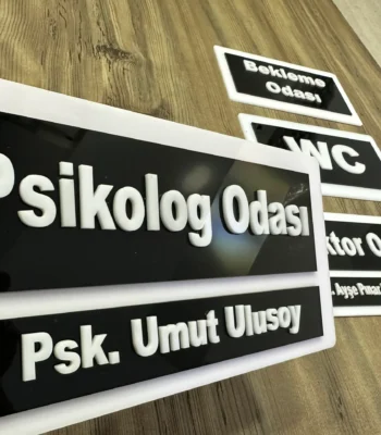 Ofis, klinik ve iş yerleri için şık pleksi kapı tabelaları. İsim ve unvana özel tasarım, kolay montaj ve uzun ömürlü kullanım.